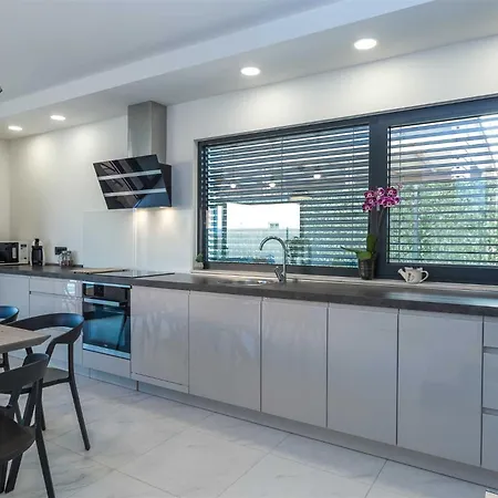 Tuta With Heated Pool, Only 150 M From The Villa Pakoštane