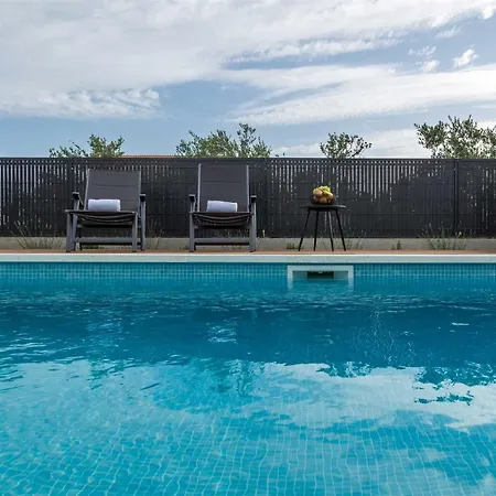 Villa Tuta With Heated Pool, Only 150 M From The *