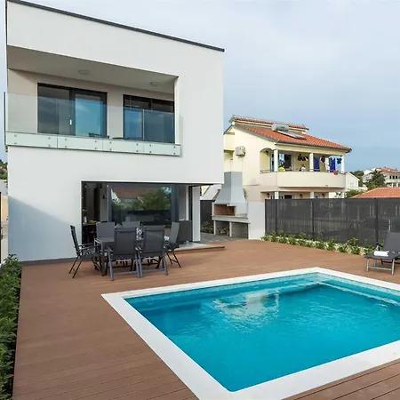 Villa Tuta With Heated Pool, Only 150 M From The