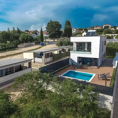Villa Tuta With Heated Pool, Only 150 M From The